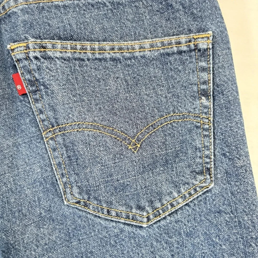 Levis clothing odors remain